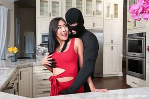 NGOD-177 Vợ của nhân viên văn phòng trước tiên tự hào về bản thân mình và chồng cô ấy không hài lòng với nhiệm vụ của cô ấy. Cô ấy yêu cầu cô ấy xin lỗi vì tội lỗi của mình và cởi bỏ cái của quý khổng lồ của cô ấy ra.… Câu chuyện về người hầu và tên trộm... Morisawa Nana