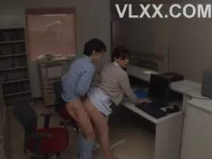 Sex hậu môn bằng dương vật giả và trói buộc cho em da trắng to lớn, phục tùng và háo sắc