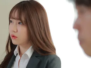 đằng sau chiếc gương Gã chồng không biết Cô vợ đang liếm cho sếp