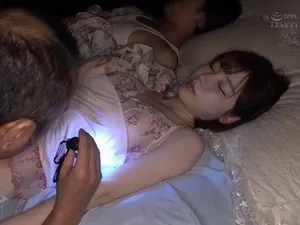 Có camera ẩn trong phòng tắm của MUJI? Theo dõi em họ Lolita xinh đẹp đang đi tiểu