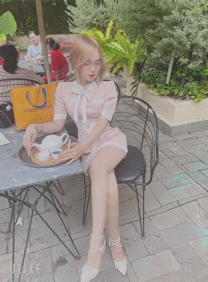 Giúp đỡ cấp trên khi còn làm giáo viên, cô nàng rơi vào cái bẫy và bị ông ta địt