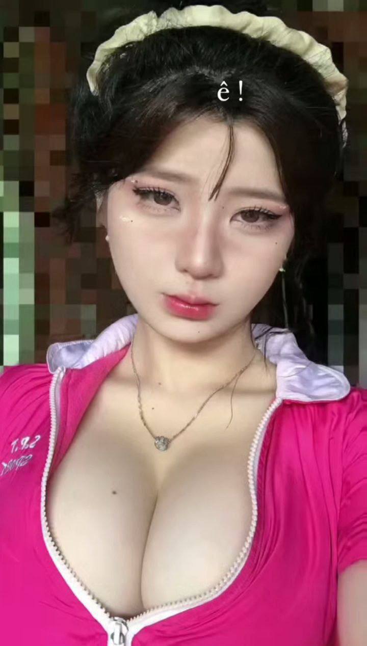 Một nữ nhân viên xinh đẹp bị sếp bắt gặp đang chơi điện thoại tại nơi làm việc và bị gọi lên văn phòng để chấp nhận những quy tắc bất thành văn và hình phạt của sếp... - Diễn viên chính Yoona / Phụ đề tiếng Trung